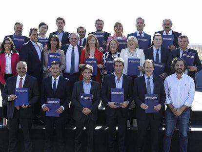 Alberto Fernández posa con gobernadores y dirigentes peronistas en Mendoza.