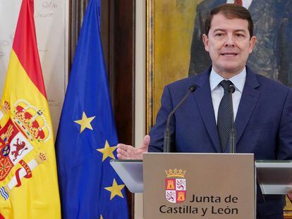 El presidente de la Junta de Castilla y León, Alfonso Fernández Mañueco, interviene tras la celebración de un Consejo de Gobierno extraordinario, este sábado.