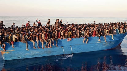 400 migrantes llegan en una barcaza el 28 de agosto a la isla de Lampedusa, Italia.