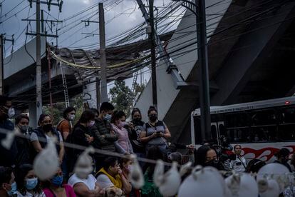 Un grupo de personas participa en una vigilia tras el accidente de la línea 12 del metro de Ciudad de México, el 7 de mayo de 2021.