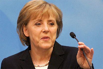 Una decepcionada Angela Merkel, que esperaba una cómoda victoria, comparece esta noche ante los medios.