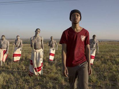 Fotograma de &#039;The Wound&#039;, con su actor protagonista, Nakhane Tour&eacute;, con camiseta.