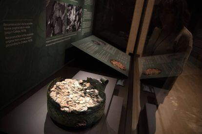 Caldero restaurado con más de 8.000 monedas romanas que se expone en el Museo Arqueológico Nacional.
