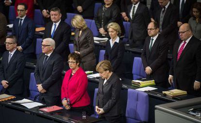 Angela Merkel y otros ministros alemanes guardan un minuto de silencio por las v&iacute;ctimas de los atentados de Francia, este mi&eacute;rcoles en Berl&iacute;n.