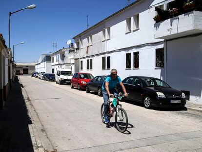 Un hombre pasa en bici por la calle de Los Olivos en Tomelloso (Ciudad Real).