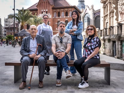 De izquierda a derecha: el médico jubilado Carlos San Juan, la estudiante universitaria Rosío Cano, el director creativo Amador Pastor, la empresaria Natalia Estellés y la trabajadora colombiana Gloria Nancy Rendón, este viernes en la plaza del Mercado de Valencia.