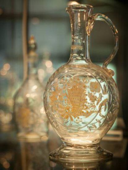 Botella de cristal tallado del siglo XVIII del museo de la fábrica segoviana.
