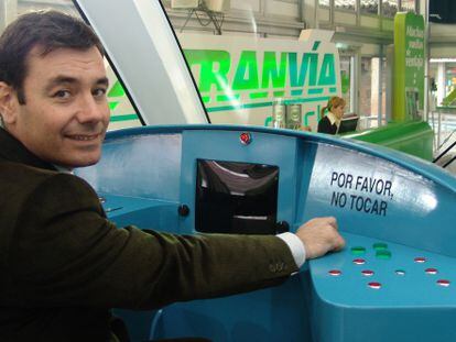 Tomás Gómez, exalcalde de Parla, en el tranvía que se lleva un tercio del presupuesto municipal.