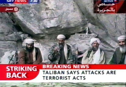 Reproducción del mensaje de Osama bin Laden (centro), con Al Zawahiri a su izquierda, emitido por la cadena de televisión Al Jazira, tras el inicio del ataque aéreo de Estados Unidos sobre Afganistán, donde se ocultaba Bin Laden, en busca de las bases terroristas tras los atentados contra Nueva York y Washington del 11 de septiembre. 