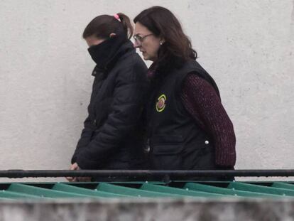 Salida de la mujer detenida del cuartel de Padrón, custodiada por agentes de la UCO.