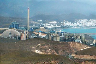 La central térmica de Carboneras, en Almería, fertilizará microalgas con parte del CO2 que emite.