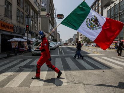 Un joven voluntario participa en el simulacro nacional en la zona centro de la Ciudad de México en 2019.