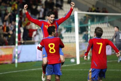 Thiago y Muniain felicitan a Bartra, autor del tercer gol de España.