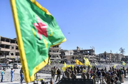 “Han sido días intensos de negociaciones con el ISIS porque llegados a este punto podían morir muchos civiles”, dice vía WhastApp y desde Raqa el miliciano kurdo Raman S., de las Unidades de Protección del Pueblo (YPG, por sus siglas en kurdo). En la imagen, miembros de las Fuerzas Sirias Democráticas se reúnen en la plaza Al-Naim de Raqa.