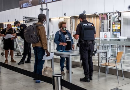 Isabel Santana es una de las voluntarias que estos días han acompañado a migrantes hasta el aeropuerto. A pesar de las reticencias inciales, Youssouf, al que acogía en su casa, logró viajar el pasado viernes para encontrarse con su tío en Valencia.