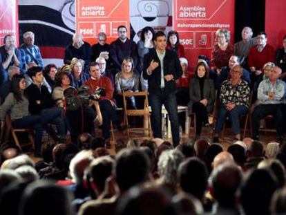 El líder del PSOE afirma en una asamblea abierta en Madrid que ganará las elecciones aunque los medios soslayen las preocupaciones ciudadanas