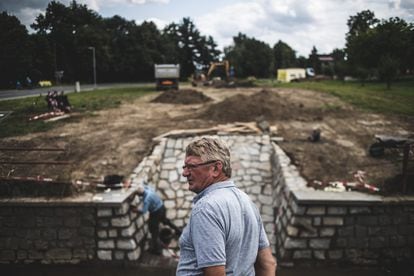 Frantisek Lukas, vecino de Ústí de 70 años, delante del canal que pasa por delante de su casa. “Yo nací aquí y espero morir aquí”, dice