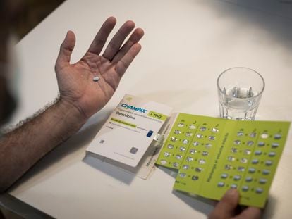 Un paciente sostiene una pastilla de Champix, en una imagen de archivo.