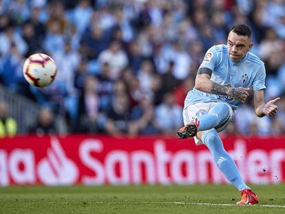 Iago Aspas ejecuta la falta que valió su primer gol contra el Villarreal el pasado sábado.