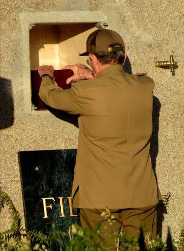 Raúl Castro deposita la urna de su hermano.
