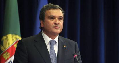 El ministro portugu&eacute;s de Asuntos Parlamentarios, Miguel Relvas, anuncia su dimisi&oacute;n.