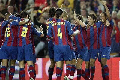 Los jugadores del Barcelona celebran un gol al Madrid en el Camp Nou. /
