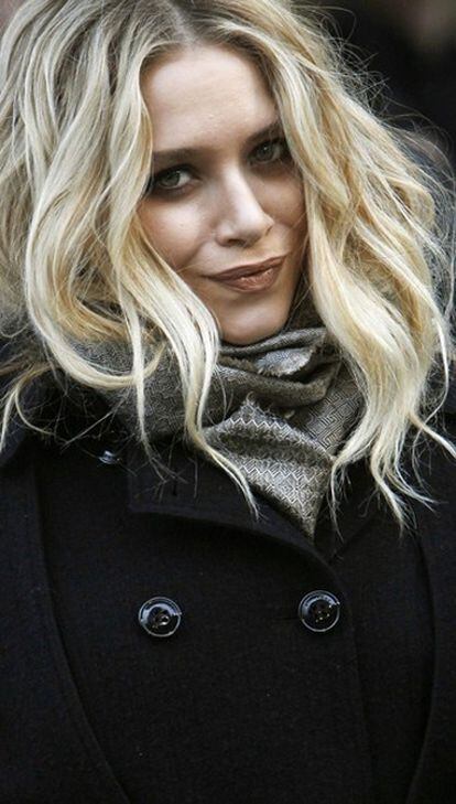 Mary-Kate Olsen, una de las populares gemelas de <i>Padres Forzosos</i> ha roto su relación de más de dos años con el artista Nate Lowma, ha confirmado su representante a la revista <i>Us Weekly</i>. Mientras el representante explicaba que "hacía tiempo" que la pareja había decidido poner fin a su relación, una fuente cercana a la actriz afirmaba que "Mary-Kate hace tiempo que ya no era la misma. Ella y Nate están dándose un tiempo". Antes de salir con Nate, a Mary-Kate, de 23 años, se la relacionó con una larga lista de actores y artistas, entre los que también se encuentra el tristemente fallecido Heath Ledger. Sin embargo, su último novio conocido fue el multimillonario Stavros Niarchos.