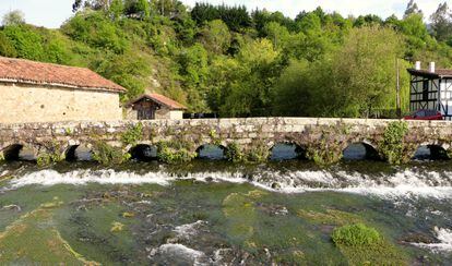 El puente medieval de nueve ojos en la localidad de Ruente.