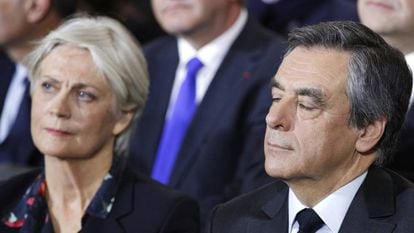 El excandidato presidencial conservador François Fillon y su mujer, Penelope