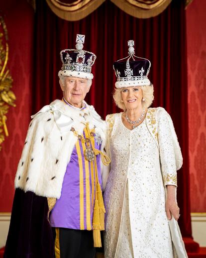 Retrato oficial de los reyes Carlos III y Camila, fotografiados en la sala del trono, difundida por el palacio de Buckingham.