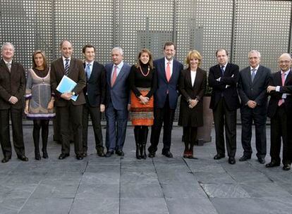 El líder del PP, Mariano Rajoy, posa junto a los presidentes autonómicos de este partido.