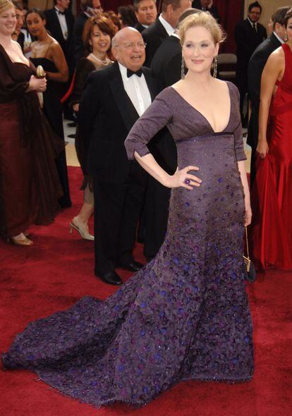 En una de las pocas ocasiones en las que Streep acudió a los Oscars sin estar nominada, también se permitió uno de sus trajes más atrevidos. Lució este escotado vestido lila en la ceremonia de 2006 para entregar el galardón honorífico a Robert Altman.