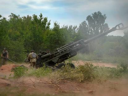 Unos soldados ucranios operaban un obús remolcado, el 18 de junio en la provincia de Donetsk.