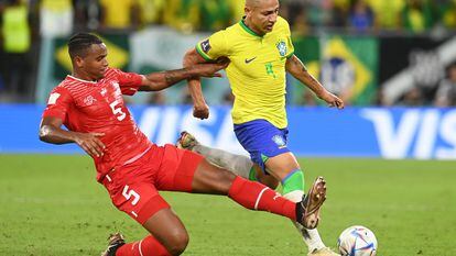 Doha (Qatar), 28/11/2022.- Richarlison (R) of Brazil in action against Manuel Akanji of Switzerland during the FIFA World Cup 2022 group G soccer match between Brazil and Switzerland at Stadium 947 in Doha, Qatar, 28 November 2022. (Mundial de Fútbol, Brasil, Suiza, Catar) EFE/EPA/Neil Hall
