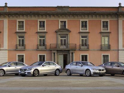 De izquierda a derecha, A4, Clase C, Serie 3 y XE, frente al palacio del Infante Don Luis, en Boadilla del Monte, Madrid.