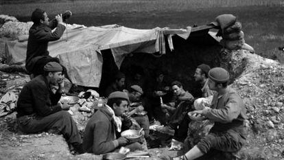 Milicianos de la División Ascaso almuerzan en el frente de Aragón en 1937. Fotografía de Margaret Michaelis.