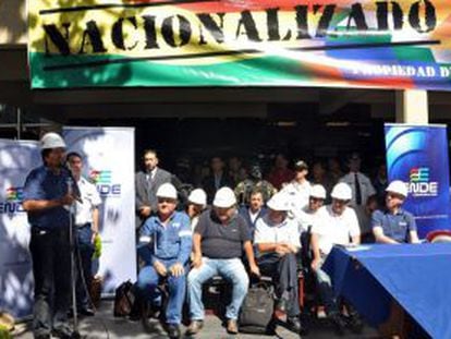 El presidente de Bolivia, Evo Morales, en la antigua sede de REE en Cochabamba, en mayo de 2012, cuando nacionalizó la firma.