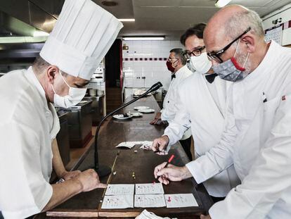 Raimon Braun Rexach y su equipo pasan comandas en el servicio de almuerzo del Restaurant Hispania el pasado mes de junio.