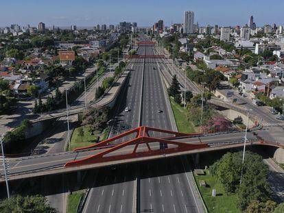 La avenida General Paz de Buenos Aires, prácticamente desierta en pleno confinamiento.