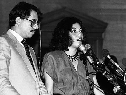 Rosario Murillo traduce las palabras de Daniel Ortega, en Chicago en 1986.