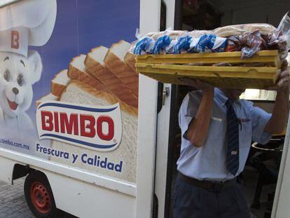 Un repartidor de Bimbo, en un camión en Ciudad de México.