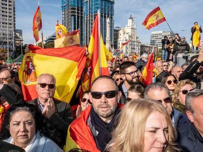 Seguidores de Vox durante una concentración contra los indultos a los presos del 'procés' en noviembre de 2022 en la plaza de Colón.