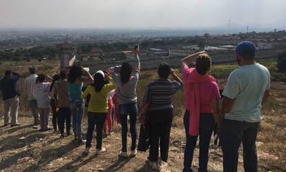 Un grupo de familiares grita a los reos desde el cerro más cercano.