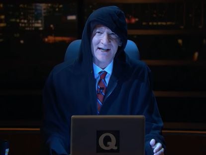El cómico Bill Maher, caracterizado como Q, el líder de QAnon, en su programa 'Real Time'