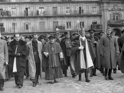 El cardenal Isidro Gom&aacute;, Jos&eacute; Mill&aacute;n Astray (3d) y otras personalidades del r&eacute;gimen celebran en Salamanca la toma de Tarragona por las tropas de Franco en la guerra civil.