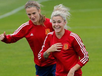 Irene Paredes (I) y Mapi León bromean en el entrenamiento de este jueves. 