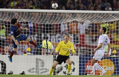Messi marca de cabeza ante Van der Sar y Ferdinand en la final de la Champions 2009