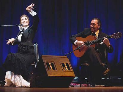 Estrella Morente y, a la guitarra, José Carbonell, <i>Montoyita,</i> durante su actuación en el Flamenco Festival.