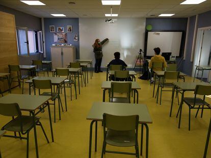 Una profesora da una clase por videoconferencia a una clase confinada, en un colegio de Madrid.