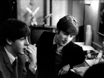 Paul McCartney y John Lennon, entre bastidores en Finsbury Park Astoria, Londres, a la espera de dar un espectáculo navideño el 30 de diciembre de 1963.